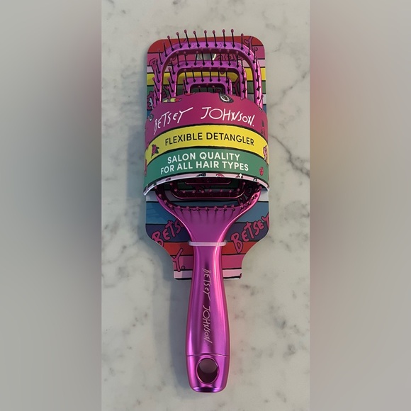 Betsey Johnson Accessories - New Betsy Johnson Wet or Dry Hair Detangler Hair Brush